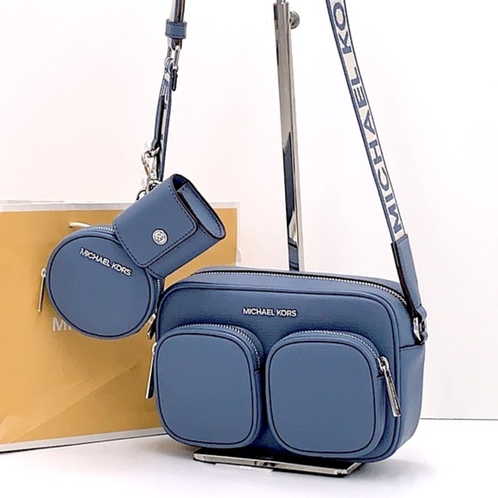 Michael Kors Jet Set Md Leather
Crossbody Bag with Case for Apple
AirPods Pro